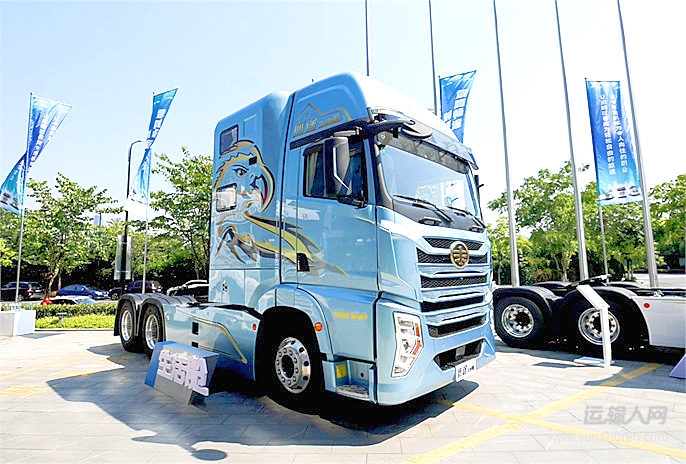 青岛解放鹰途生活舱560马力6x4amt自动挡牵引车