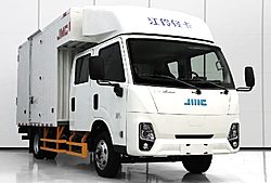 江铃福特轻客E顺达 2025款 105kw 4X2 3.2米 厢式纯电动轻卡载货车 (JX5040XXYTSGA2BEV)77kwh