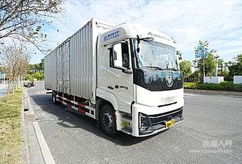 在广州增城到萝岗的货运线上，31岁的江师傅已经跑了整整十年。从青涩小伙到沉稳的行业老手，他曾握着旧卡车的方向盘，在日复一日的往返中尝遍奔波的辛苦。“以前开旧车，每天三趟跑下来，腰是酸的、胳膊是僵的，总觉得这活计就是‘熬日子’。”直到今年6月，江师傅换上欧曼银河3，这条熟悉的运输路彻底变了样——曾经的疲惫与将就少了，省心与踏实多了，“这‘大家伙’一到手，我就知道，以后跑线不用再跟自己较劲了，它是真能帮上忙的依靠。”这辆车不仅让他的驾驶动作更轻松，更让他的运输生活有了质的改变。