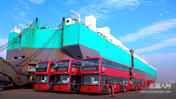 比亚迪双层大巴在港口集结装船