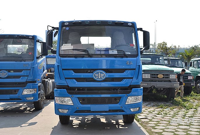 青岛解放新悍威j5m3400mm220马力4x2柴油牵引车大柴ca4143p1k2e4a80