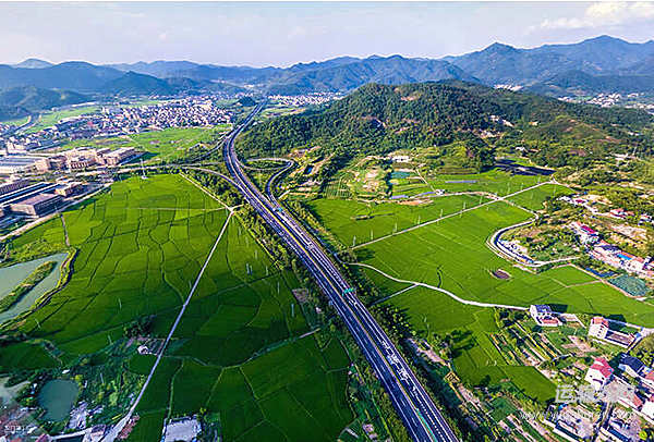 交通固投3.67万亿元，铁路投资逆势增长6%，绿色运力持续扩容
