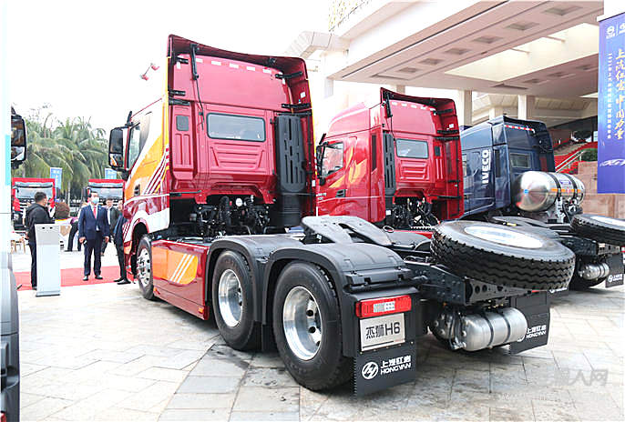 上汽红岩杰狮h6560马力64国六牵引车cq4257sd13334