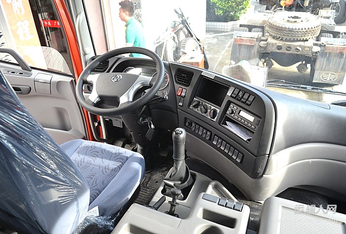 东风商用车 新天龙重卡 350马力 4x2 牵引车(dfl4181a8)驾驶室第71132