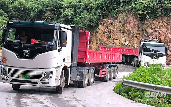 短倒利器！徐工400度6×4标载版牵引车为何备受客户青睐？