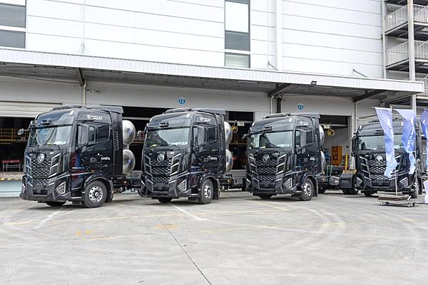 首批179台搭载高速公路领航功能福田欧曼LNG重卡顺利交付华东客户