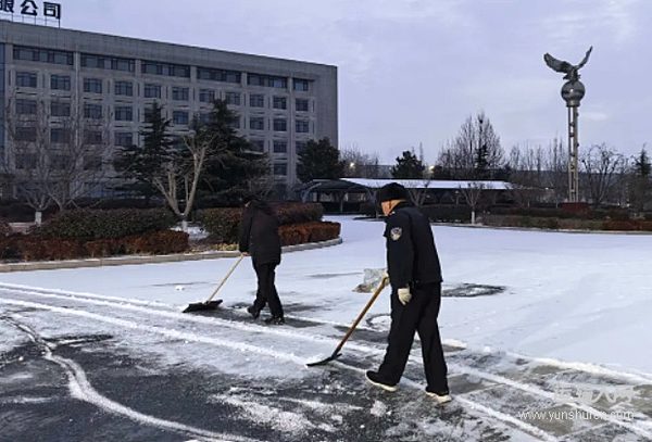 解放青汽公司全员联动清雪除冰 护航安全生产
