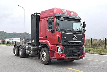 李师傅是一位拥有二十多年驾龄的老司机。在成本压力与环保政策的双重考量下，他主动将运输伙伴更换为乘龙H5纯电版牵引车，并在这款车上找到了效率、经济与舒适之间的新平衡。