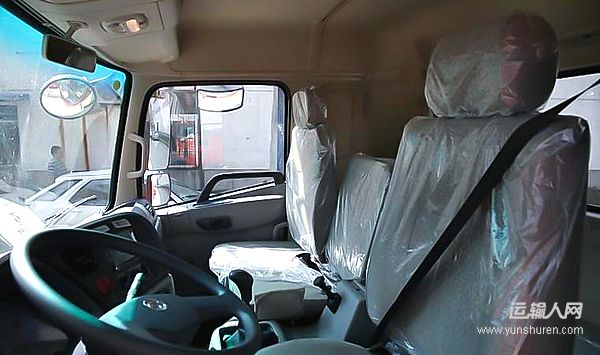 160马力 4x2 5000轴距载货车底盘装配d530驾驶室,动力方面,搭载东风eq