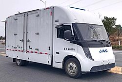江淮帅铃坤鹏ET9 旗舰版 172kw 4X2 4.2米 厢式纯电动轻卡载货车 (HFC5043XXYPKSEV1)140.41kwh